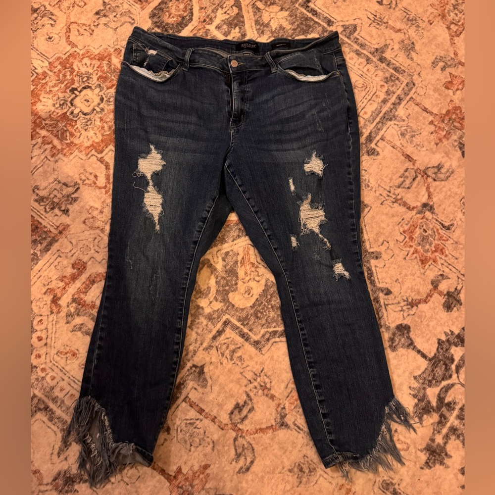Judy Blue Cropped Ankle Blue Jeans with Distressed Style
